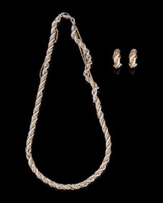 un ensemble composé d'un collier et de boucles d'oreilles en argent sur fond noir