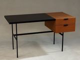 l'image d'un bureau avec deux tiroirs