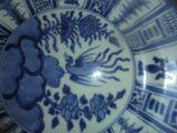 une assiette bleue et blanche avec l'image d'un oiseau dessus