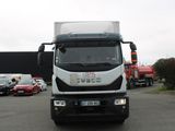 un camion blanc garé dans un parking
