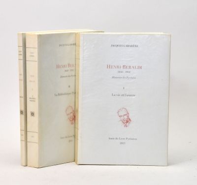 deux livres posés l'un sur l'autre sur une surface blanche