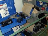 de nombreux outils posés sur une étagère dans une pièce