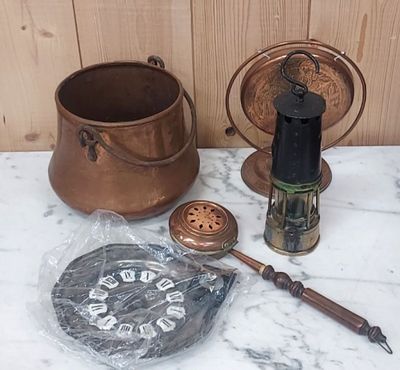 un grand nombre d'objets posés sur une table