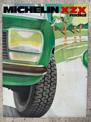 une affiche représentant une voiture verte au bord de la route