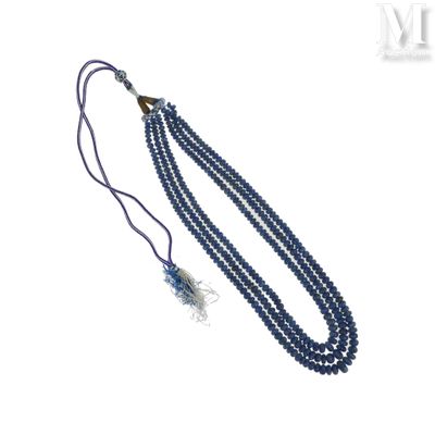 Collier saphirs Collier formé de trois rangs de perles de sa…