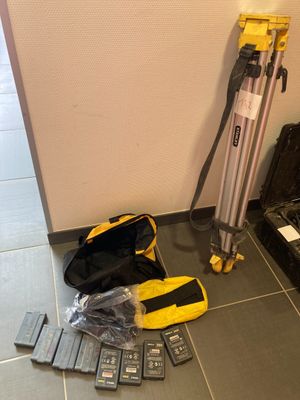 un grand nombre d'outils posés sur le sol