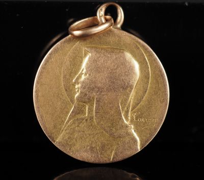gros plan d'une pièce d'or portant un visage de femme