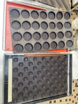 deux plateaux de muffins et un moule à muffins dans une cuisine