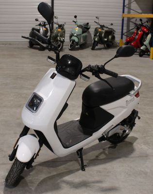 un scooter garé dans un garage