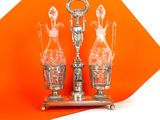 deux vases posés sur un socle, sur un fond orange