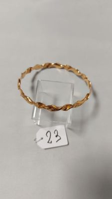 gros plan d'une bague en or sur une surface blanche