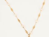 un collier en or orné de perles et d'un pendentif en forme d'étoile de mer