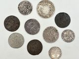 six types différents d'argent et de pièces d'argent sur un fond blanc