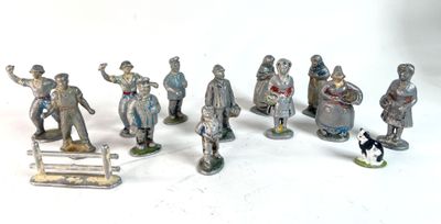 de nombreuses figurines de personnes qui se tiennent ensemble