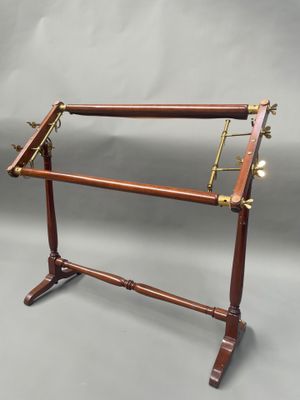 un présentoir ancien en bois surmonté d'un miroir