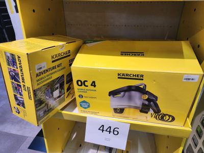 deux cartons jaunes contenant des aspirateurs, posés sur une étagère dans un magasin