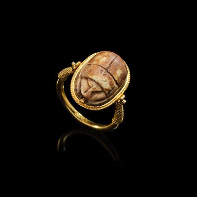 une bague égyptienne en or ornée d'un scarnap et d'un scarnap