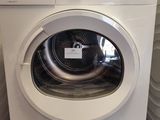 un lave-linge et un sèche-linge dans le coin d'une pièce