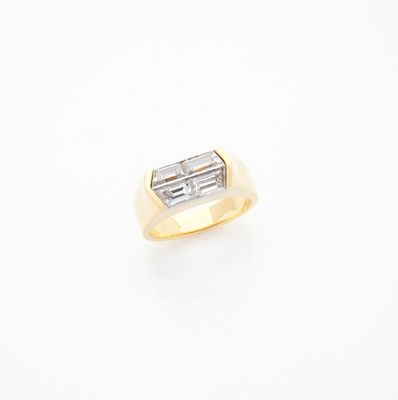 une bague en or jaune 18 carats sertie d'un diamant taille baguette