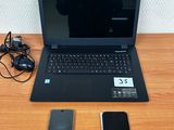un ordinateur portable et un téléphone portable posés sur un bureau