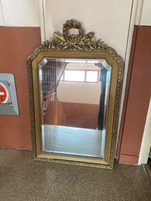 un miroir posé sur le sol devant un mur