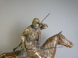 une statue en bronze représentant un homme à cheval