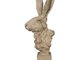 sculpture en marbre représentant une tête de lapin sur un socle