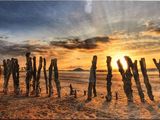 une photo d'une photo d'un coucher de soleil sur la plage