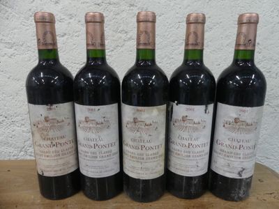 six bouteilles de vin sont alignées sur une table en bois