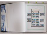 un livre ouvert sur lequel sont collés plusieurs timbres
