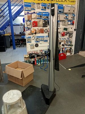 a machine that is sitting on a table in a room