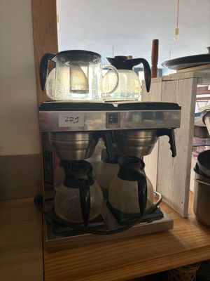 une cafetière posée sur un plan de travail