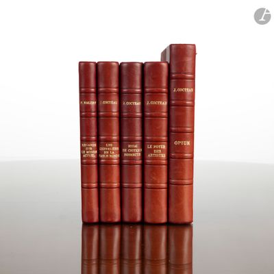 plusieurs livres sont empilés sur une table