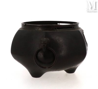 un pot noir muni d'une anse sur fond blanc
