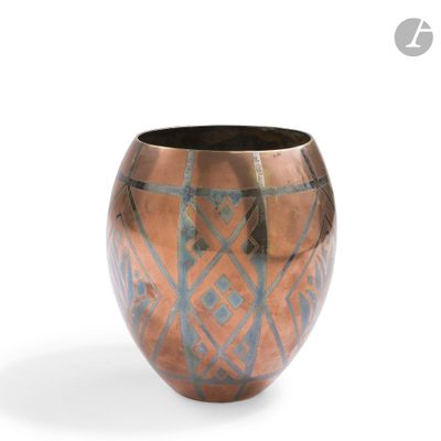 un vase en cuivre orné d'un motif géométrique