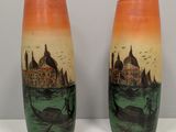 deux grands vases ornés d'une peinture représentant un bateau sur l'eau