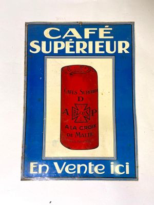 une enseigne indiquant « Café Supérieur » accrochée au mur