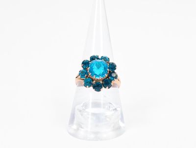 Gros plan sur une bague contenant une pierre bleue