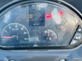 un gros plan du tableau de bord d'une moto avec un compteur de vitesse