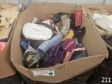 une boîte en carton remplie de vêtements et d'accessoires assortis