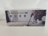 La boîte de l'aspirateur sans fil est ouverte sur la table