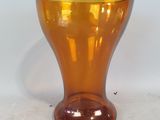 un vase en verre posé sur une table