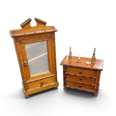 une petite armoire en bois surmontée d'un miroir