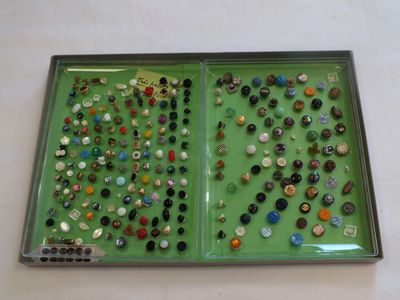 un plateau posé sur une table, sur lequel se trouvent des boutons