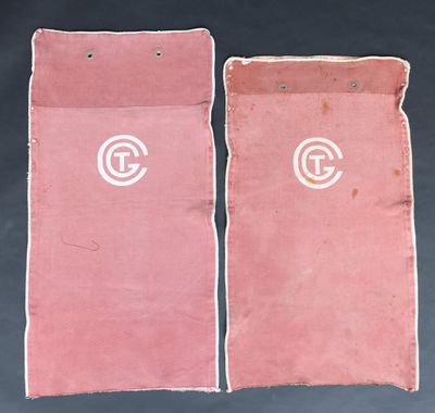 une paire de serviettes roses avec des lettres blanches dessus