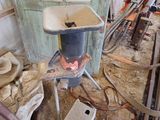 un poêle au milieu d'une pièce en cours de construction