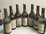 plusieurs bouteilles de vin sont alignées sur une table