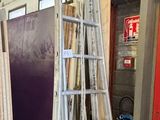 une échelle appuyée contre un mur dans un garage