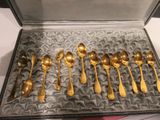 beaucoup de cuillères en or et de cuillères dans une boîte