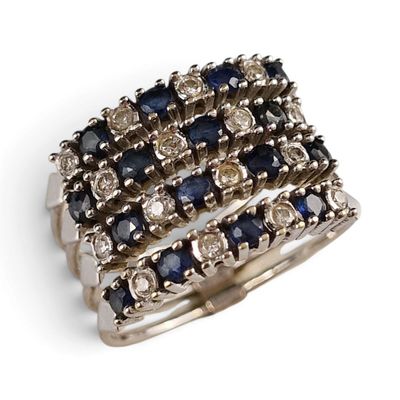 un gros plan d'une bague ornée de pierres bleues et blanches